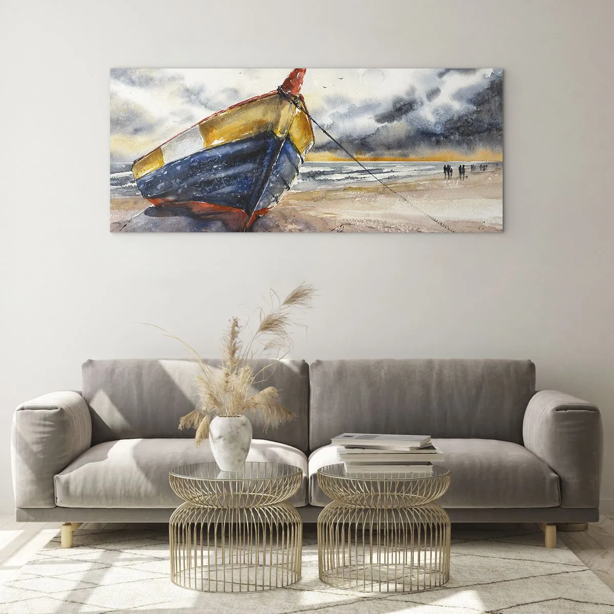 Quadro su vetro - Una pittoresca barca sulla spiaggia sotto un cielo nuvoloso - 160x50cm - Riposo sulla riva - Decorazione murale moderna per soggiorno e camera da letto ARTTOR