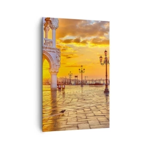 Quadro su tela - Stampe su Tela - Tramonto dorato sulla piazza della città con portici e lampioni - 80x120cm - Dove sono tutti? - Decorazione murale moderna per soggiorno e camera da letto ARTTOR