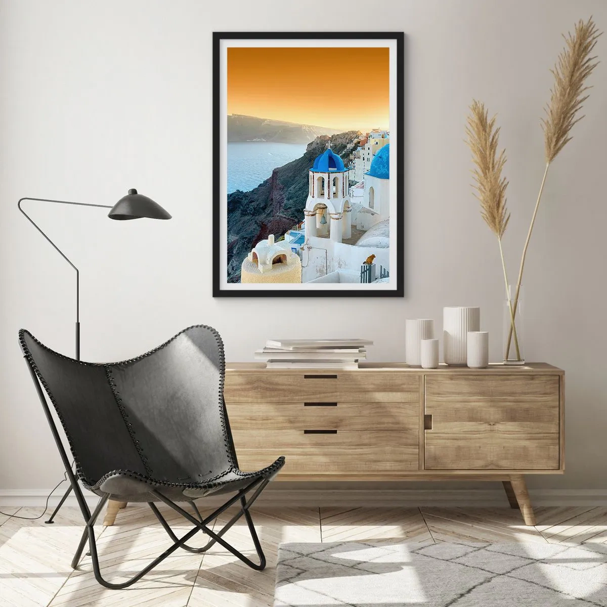 Poster in cornice nera - Santorini con le sue case bianche e le cupole blu - 50x70cm - Santorini: aggrappate alle rocce - Decorazione murale moderna per soggiorno e camera da letto ARTTOR