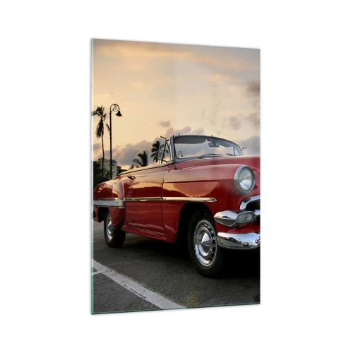 Quadro su vetro - Una decappottabile rossa classica parcheggiata tra le palme al tramonto. - 70x100cm - Il calore rosso dei tropici - Decorazione murale moderna per soggiorno e camera da letto ARTTOR