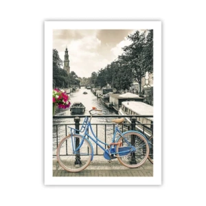 Poster - Una bicicletta blu sullo sfondo di un canale di Amsterdam - 50x70cm - I colori delle strade di Amsterdam - Decorazione murale moderna per soggiorno e camera da letto ARTTOR
