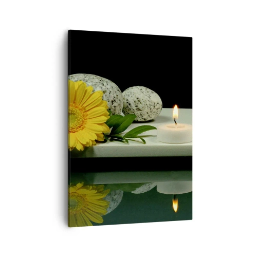Quadro su tela - Stampe su Tela - Fiore giallo, candele e pietre sullo sfondo dell'acqua - 50x70cm - Il sollievo dei sensi - Decorazione murale moderna per soggiorno e camera da letto ARTTOR