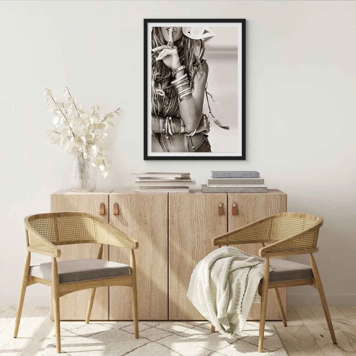 Poster in cornice nera - Donna elegante con gioielli che fa un gesto di silenzio - 50x70cm - Come una ragazza - Decorazione murale moderna per soggiorno e camera da letto ARTTOR