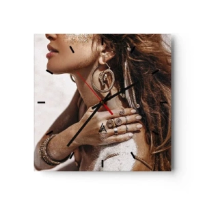 Orologio da parete - Orologio in Vetro - Donna elegante con gioielli su uno sfondo di sabbia chiara - 30x30cm - Regina della spiaggia selvatica - Decorazione murale moderna per soggiorno e camera da letto ARTTOR