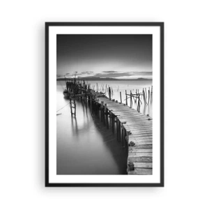 Poster in cornice nera - Un molo di legno bianco e nero su un lago calmo - 50x70cm - La pace della riva dimenticata - Decorazione murale moderna per soggiorno e camera da letto ARTTOR