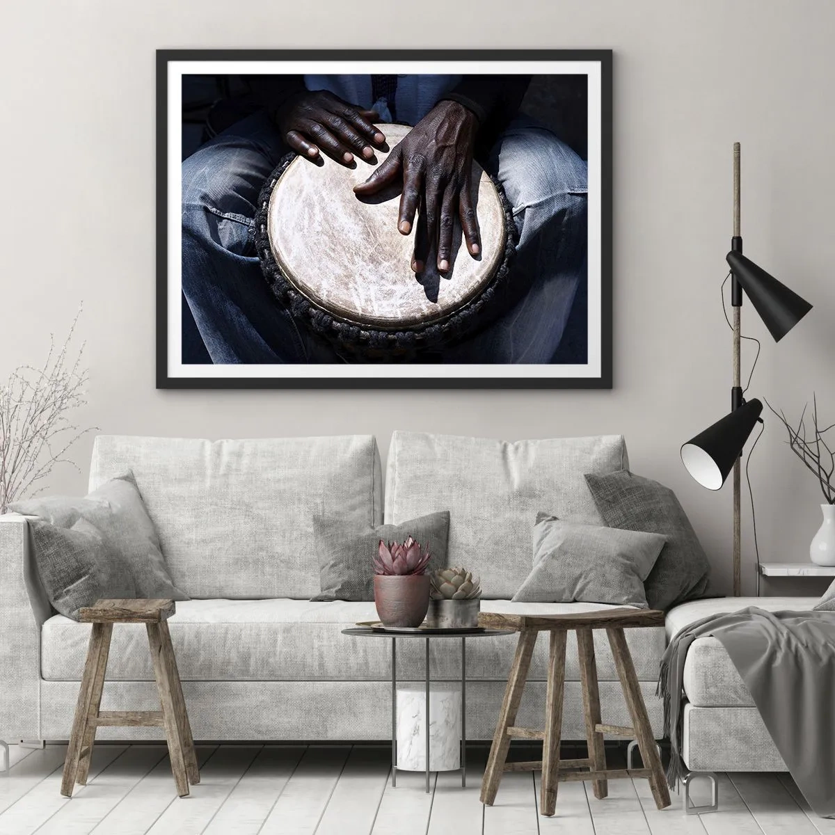 Poster in cornice nera - Mani che suonano un tamburo djembe in una composizione dinamica - 70x50cm - Vivi al tuo ritmo - Decorazione murale moderna per soggiorno e camera da letto ARTTOR