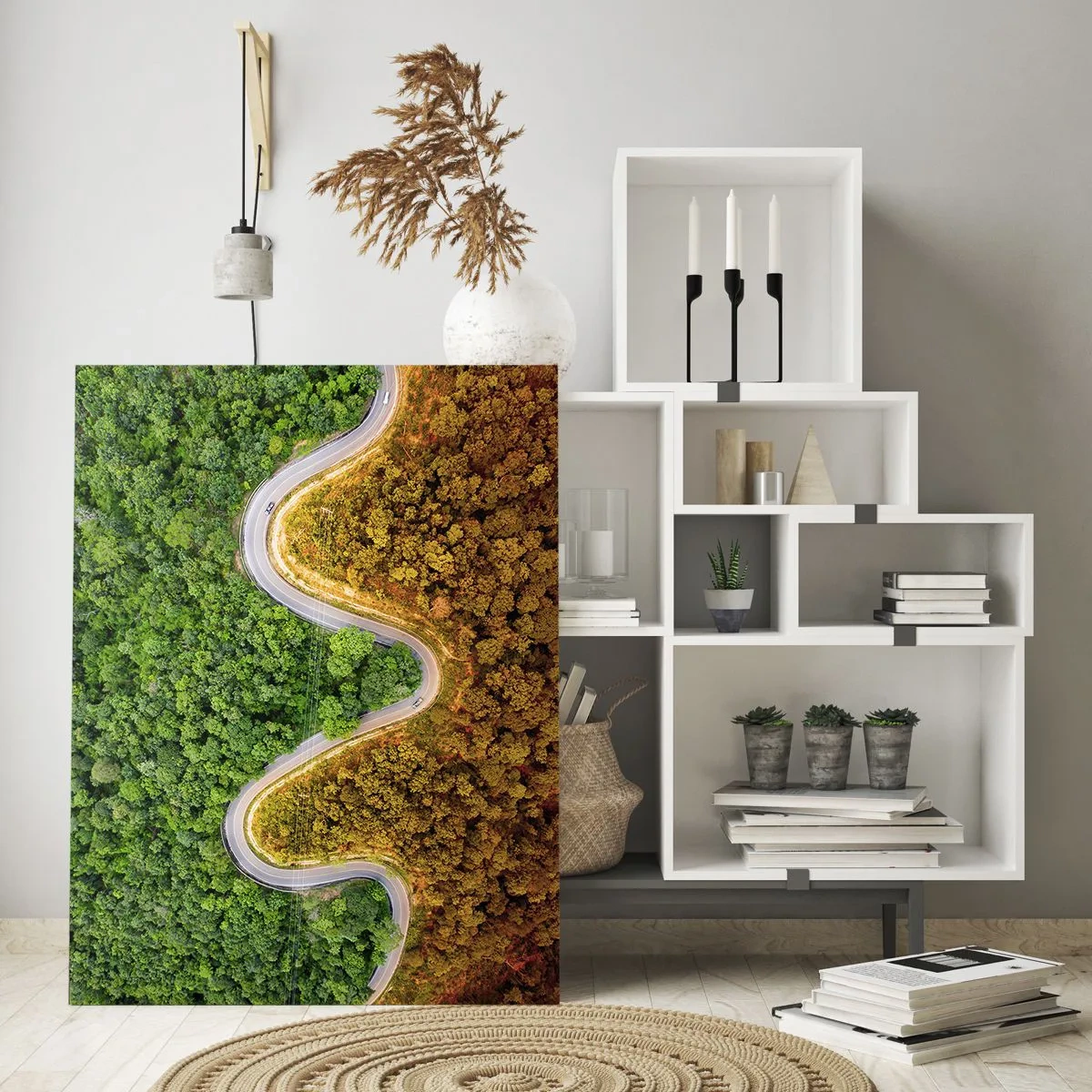 Quadro su vetro - Una strada tortuosa attraverso una fitta foresta vista a volo d'uccello - 50x70cm - Confine e separazione - Decorazione murale moderna per soggiorno e camera da letto ARTTOR