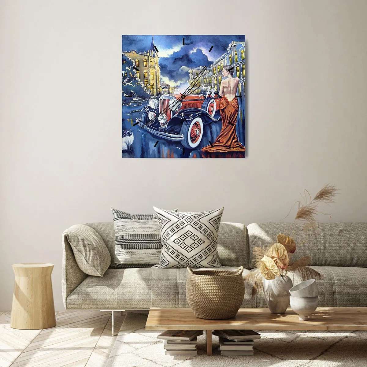 Orologio da parete - Orologio in Vetro - Una donna in un abito elegante accanto a un'auto d'epoca di notte - 30x30cm - Notturno in blu e coralli - Decorazione murale moderna per soggiorno e camera da letto ARTTOR