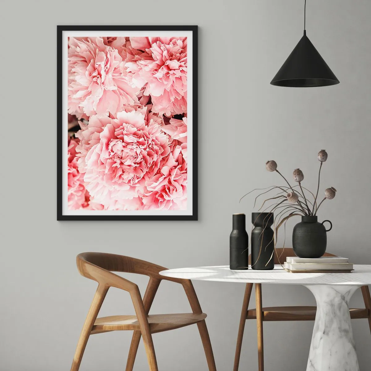Poster in cornice nera - Delicate peonie rosa in piena fioritura - 50x70cm - Sogno rosa - Decorazione murale moderna per soggiorno e camera da letto ARTTOR