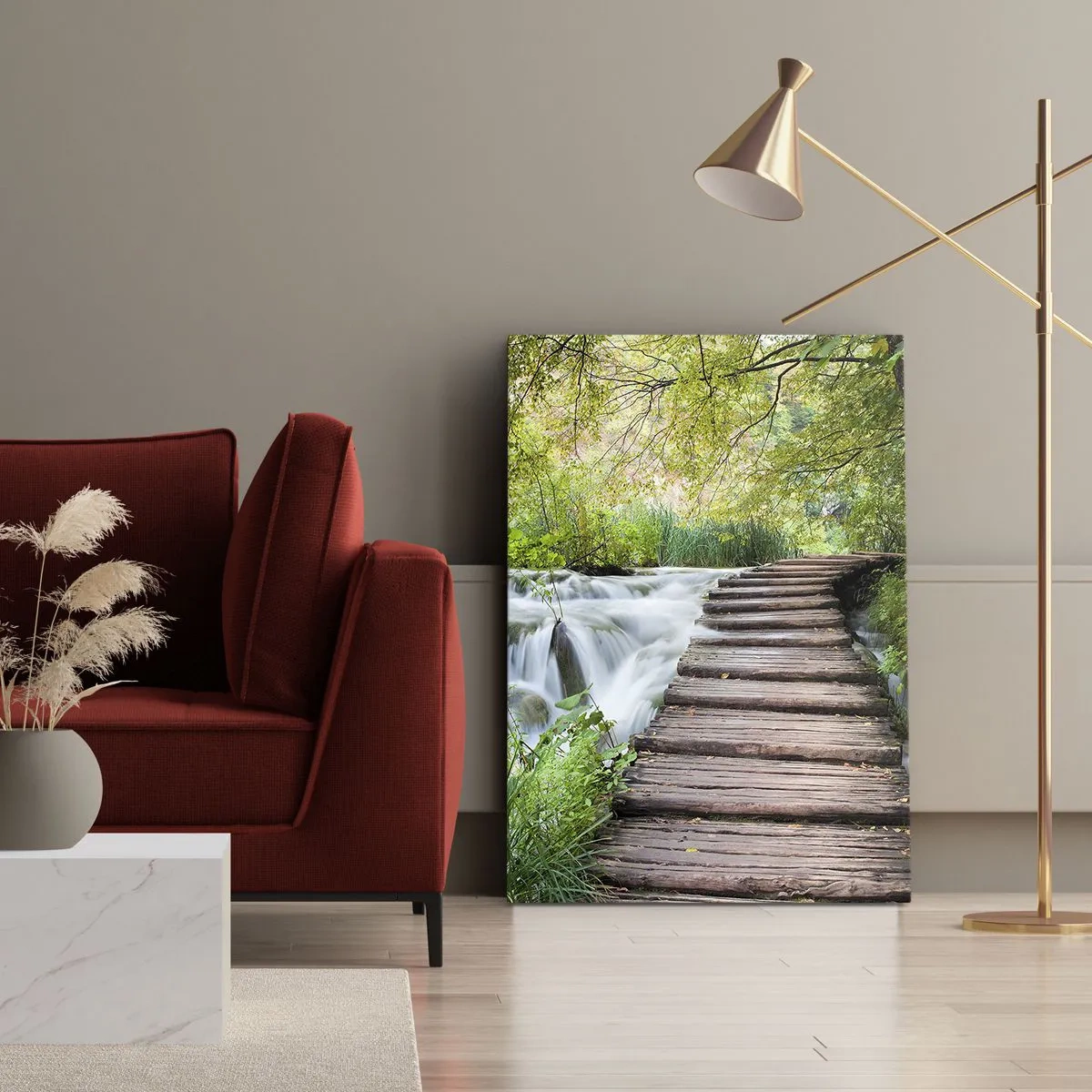 Quadro su tela - Stampe su Tela - Un ponte di legno sopra una cascata circondata da una lussureggiante foresta verde. - 70x100cm - Acqua per niente tranquilla - Decorazione murale moderna per soggiorno e camera da letto ARTTOR