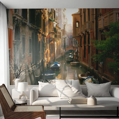Fotomurali Premium Sand - Uno stretto canale a Venezia con barche ed edifici storici - 100x70cm - Un angolo di Venezia - Decorazione murale moderna per soggiorno e camera da letto ARTTOR