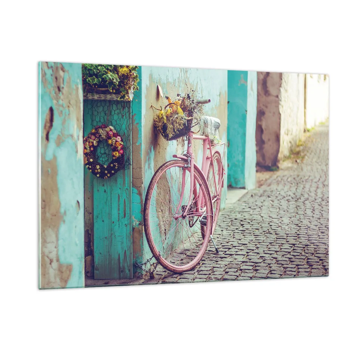 Quadro su vetro - Una bicicletta rosa appoggiata a un muro con fiori in cesti, su uno sfondo pastello. - 120x80cm - Torno subito - Decorazione murale moderna per soggiorno e camera da letto ARTTOR