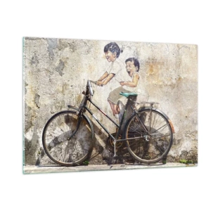 Quadro su vetro - Un murale con una bicicletta e figure di bambini sullo sfondo di un muro. - 120x80cm - Vero o falso? - Decorazione murale moderna per soggiorno e camera da letto ARTTOR