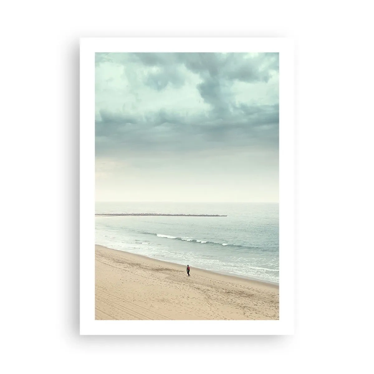 Poster - Una figura solitaria cammina lungo la riva del mare sotto un cielo coperto. - 50x70cm - Cercando la pace - Decorazione murale moderna per soggiorno e camera da letto ARTTOR