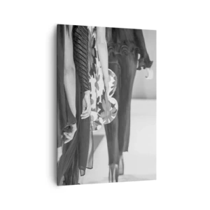 Quadro su tela - Stampe su Tela - Una scena di passerella in bianco e nero che mostra i dettagli degli abiti e le figure delle modelle. - 70x100cm - Sfilata in stile - Decorazione murale moderna per soggiorno e camera da letto ARTTOR