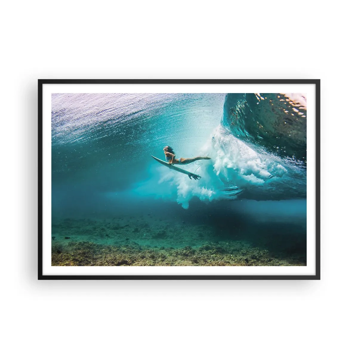 Poster in cornice nera - Surfista sotto un'onda nell'acqua blu dell'oceano - 100x70cm - Mondo subacqueo - Decorazione murale moderna per soggiorno e camera da letto ARTTOR