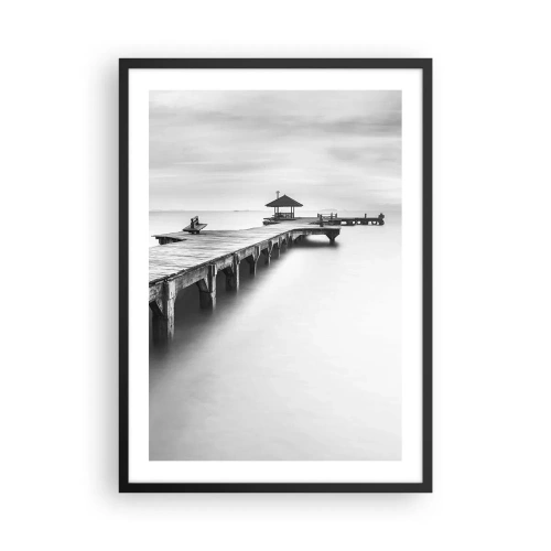 Poster in cornice nera - Un molo bianco e nero su un mare calmo - 50x70cm - Sempre più lontano. - Decorazione murale moderna per soggiorno e camera da letto ARTTOR