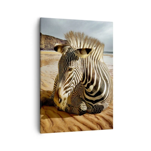 Quadro su tela - Stampe su Tela - Una zebra che riposa su una spiaggia sabbiosa con scogliere sullo sfondo. - 50x70cm - Fatti l'uno per l'altra - Decorazione murale moderna per soggiorno e camera da letto ARTTOR