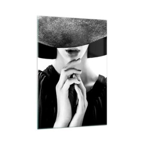 Quadro su vetro - Donna elegante con un grande cappello nei toni del bianco e del nero - 70x100cm - Bellezza celata - Decorazione murale moderna per soggiorno e camera da letto ARTTOR