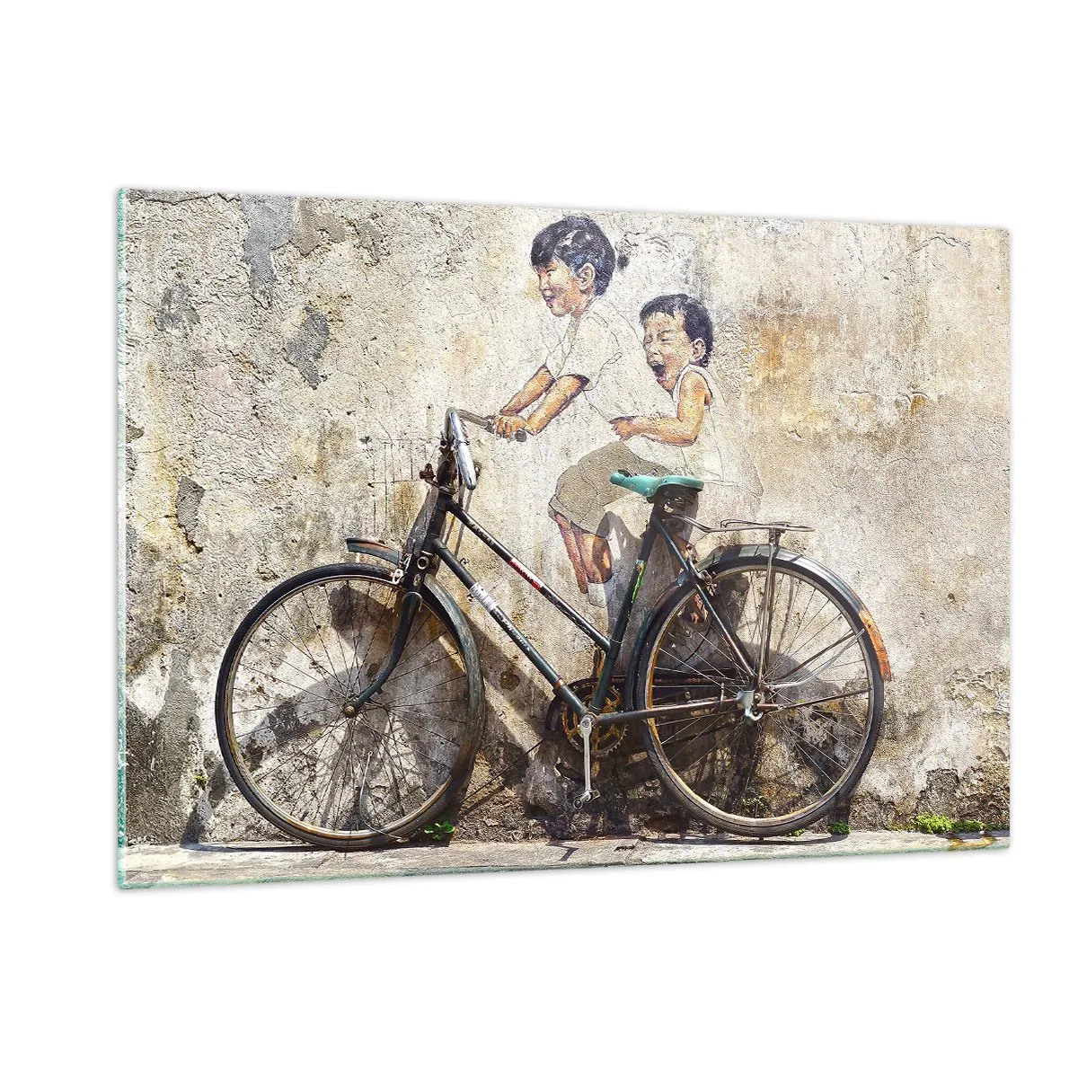 Quadro su vetro - Un murale con una bicicletta e figure di bambini sullo sfondo di un muro. - 120x80cm - Vero o falso? - Decorazione murale moderna per soggiorno e camera da letto ARTTOR