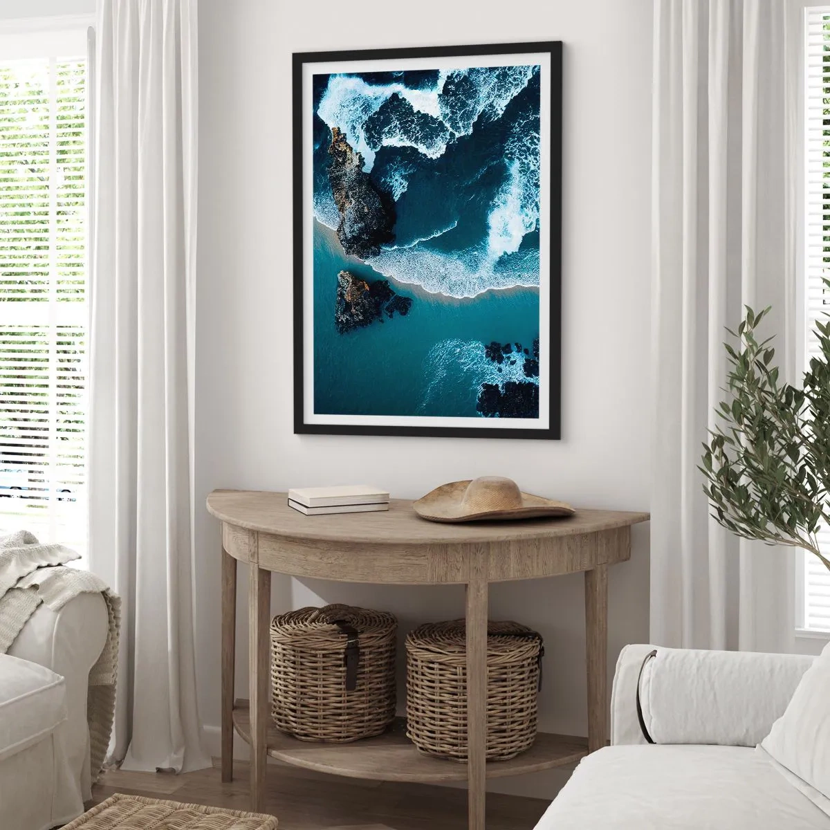 Poster in cornice nera - Vista delle onde dell'oceano che si infrangono contro le rocce - 50x70cm - Avvolte dalle onde - Decorazione murale moderna per soggiorno e camera da letto ARTTOR
