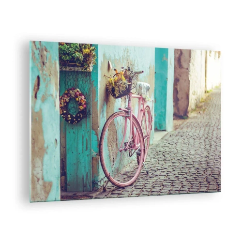 Quadro su vetro - Una bicicletta rosa appoggiata a un muro con fiori in cesti, su uno sfondo pastello. - 70x50cm - Torno subito - Decorazione murale moderna per soggiorno e camera da letto ARTTOR