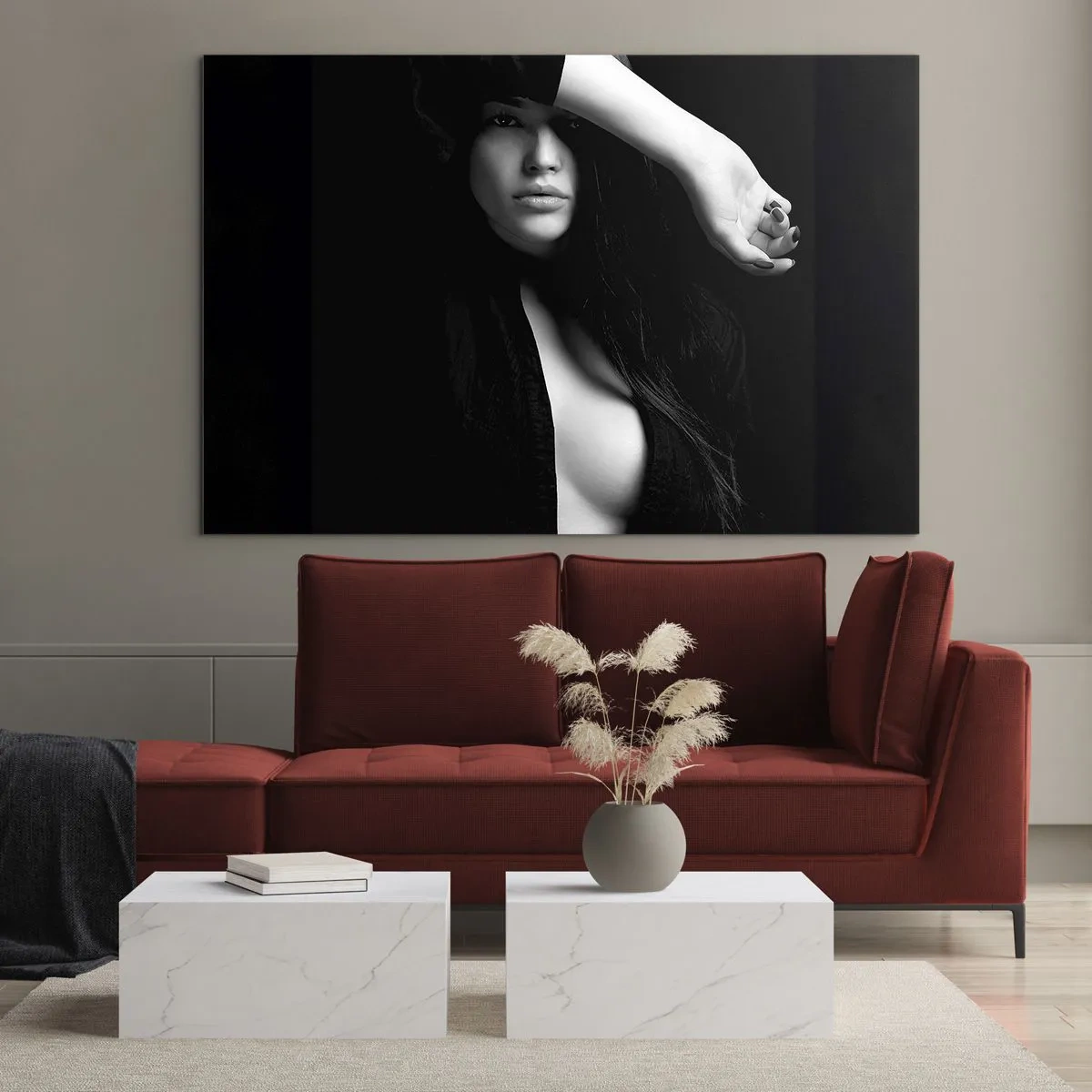 Quadro su vetro - Una donna vestita di nero in una posa sensuale su uno sfondo scuro - 70x50cm - Scuola di seduzione - Decorazione murale moderna per soggiorno e camera da letto ARTTOR