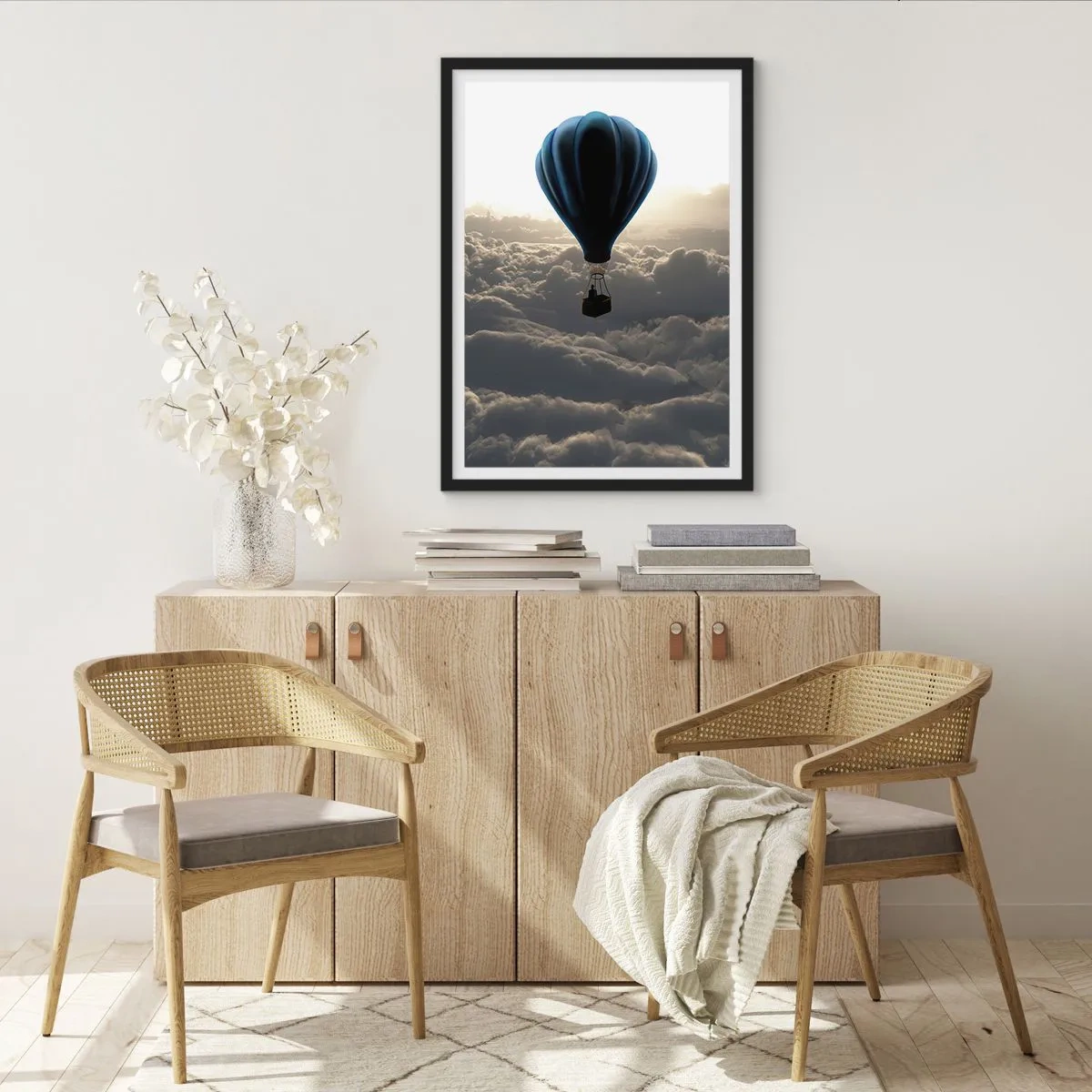 Poster in cornice nera - Un palloncino nero che fluttua sopra le nuvole - 50x70cm - Viaggiatore sopra le nuvole - Decorazione murale moderna per soggiorno e camera da letto ARTTOR