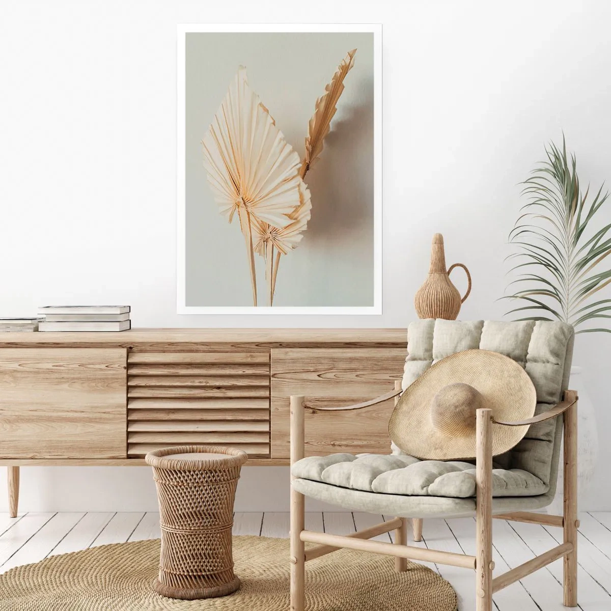 Poster - Foglie di palma secche in una disposizione minimalista su uno sfondo chiaro - 50x70cm - Quando serve il sollievo - Decorazione murale moderna per soggiorno e camera da letto ARTTOR