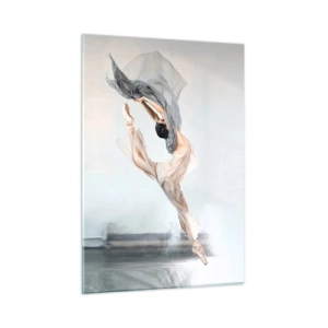 Quadro su vetro - Una ballerina esegue un salto dinamico in una luce soffusa. - 50x70cm - Nell'estasi della danza - Decorazione murale moderna per soggiorno e camera da letto ARTTOR