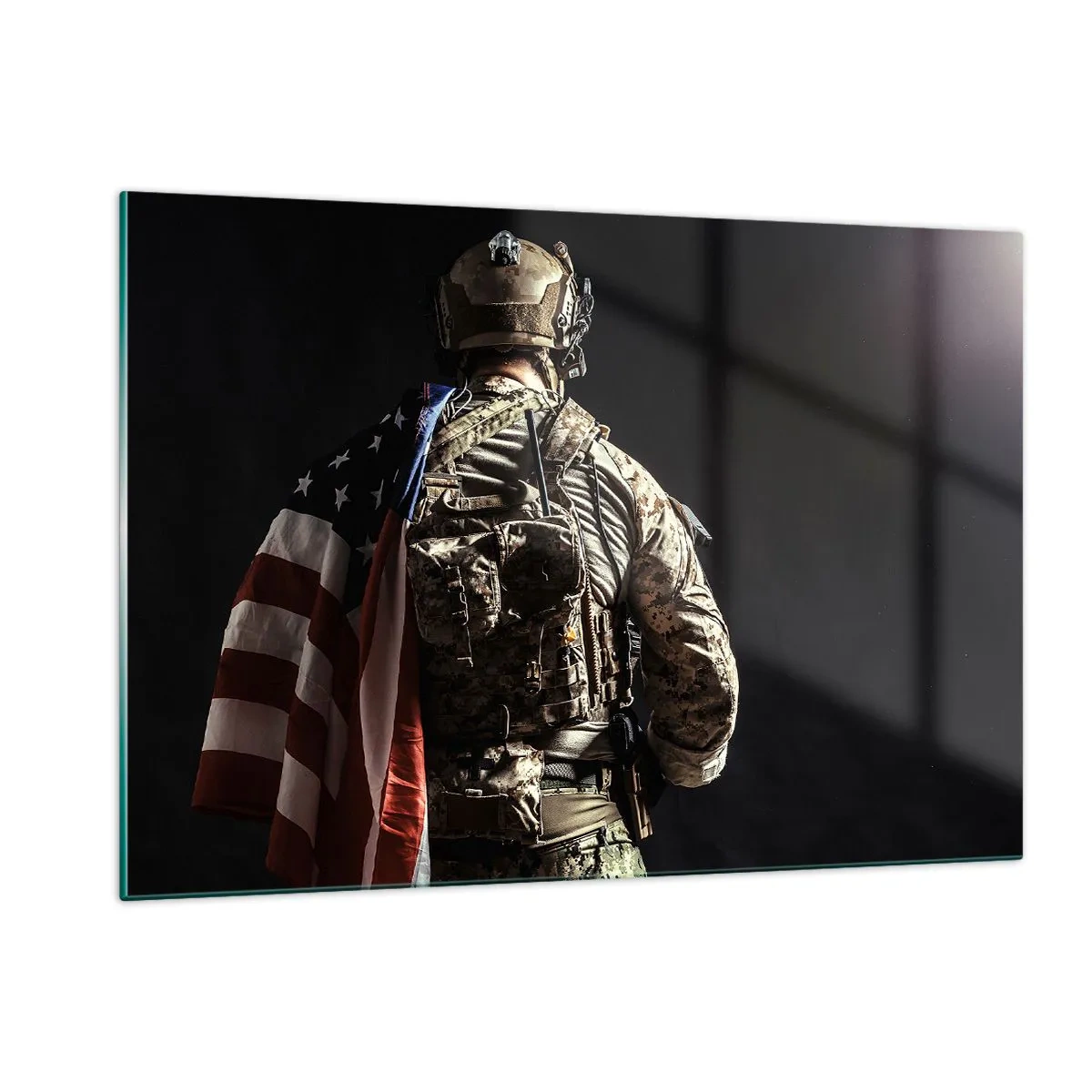 Quadro su vetro - Un soldato con una bandiera americana su uno sfondo scuro - 120x80cm - Proprio per questo - Decorazione murale moderna per soggiorno e camera da letto ARTTOR