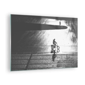 Quadro su vetro - Uomo in bicicletta attraverso la città, riflesso nell'acqua, scatto in bianco e nero - 70x50cm - Avanti, attraverso la città - Decorazione murale moderna per soggiorno e camera da letto ARTTOR