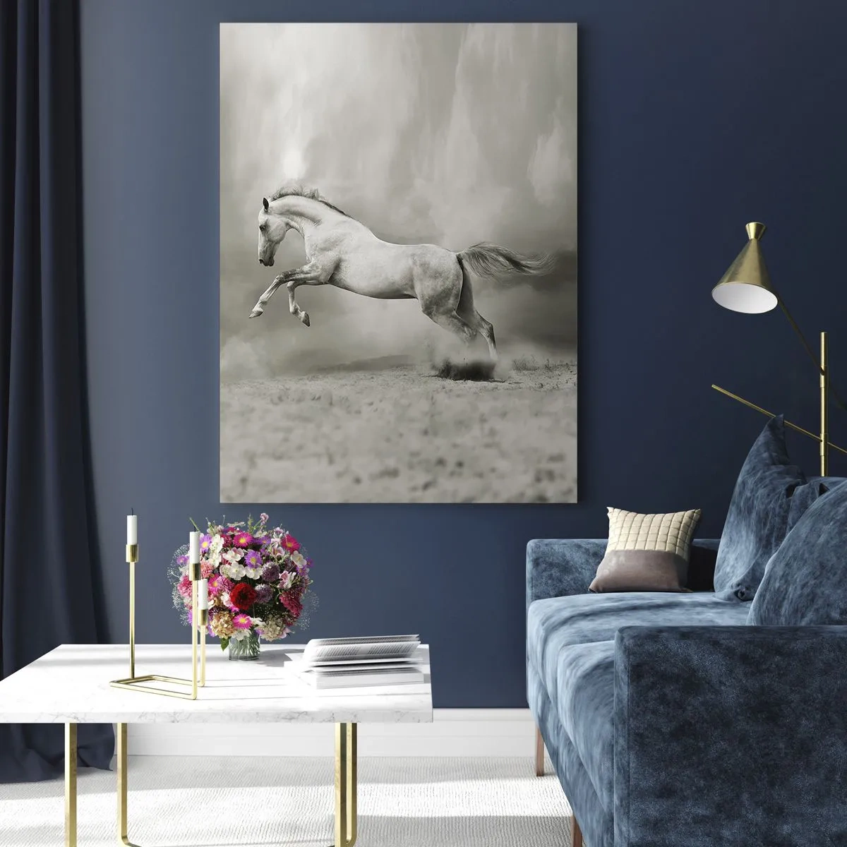 Quadro su vetro - Un cavallo bianco in un salto dinamico sullo sfondo di nuvole nebbiose. - 70x100cm - Tra la veglia e il sonno, - Decorazione murale moderna per soggiorno e camera da letto ARTTOR