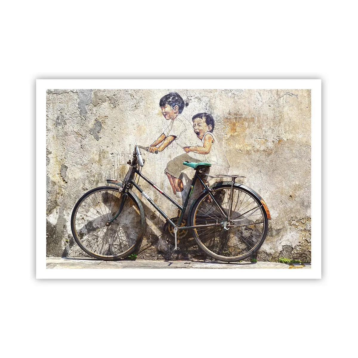Poster - Street art con una bicicletta e disegni di bambini sul muro - 100x70cm - Vero o falso? - Decorazione murale moderna per soggiorno e camera da letto ARTTOR