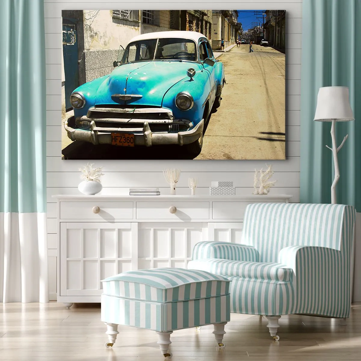 Quadro su tela - Stampe su Tela - Un'auto d'epoca blu sulla strada in una giornata di sole - 120x80cm - Evviva Cuba! - Decorazione murale moderna per soggiorno e camera da letto ARTTOR