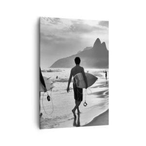 Quadro su tela - Stampe su Tela - Due surfisti camminano sulla spiaggia con le loro tavole bianche e nere. - 70x100cm - Samba su un'unica onda - Decorazione murale moderna per soggiorno e camera da letto ARTTOR