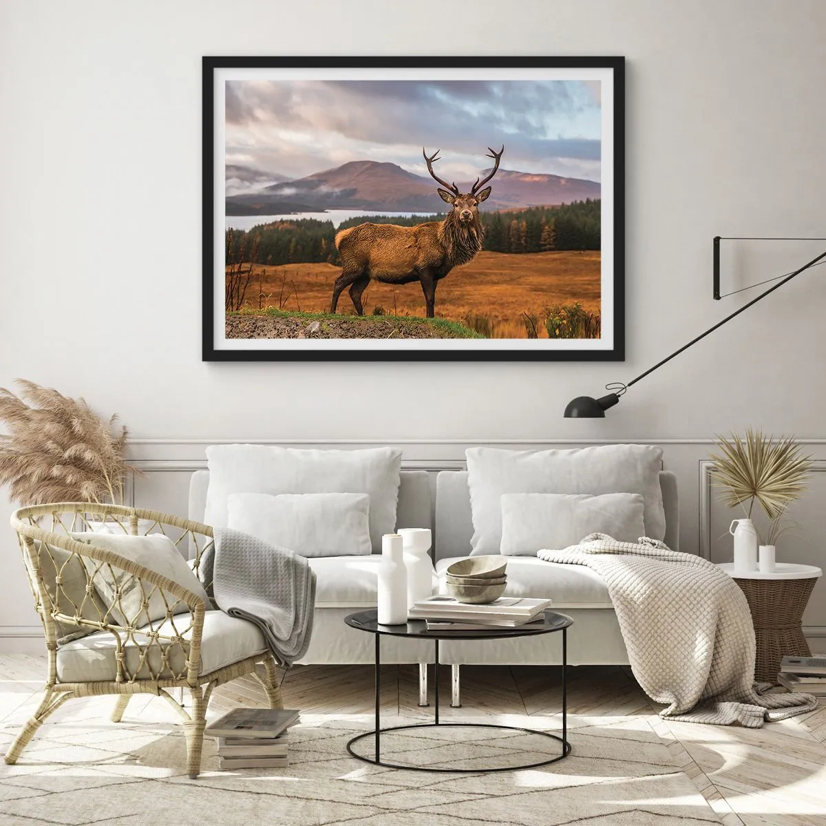 Poster in cornice nera - Un cervo sullo sfondo di un paesaggio montano con laghi e foresta - 70x50cm - Maestà della natura - Decorazione murale moderna per soggiorno e camera da letto ARTTOR