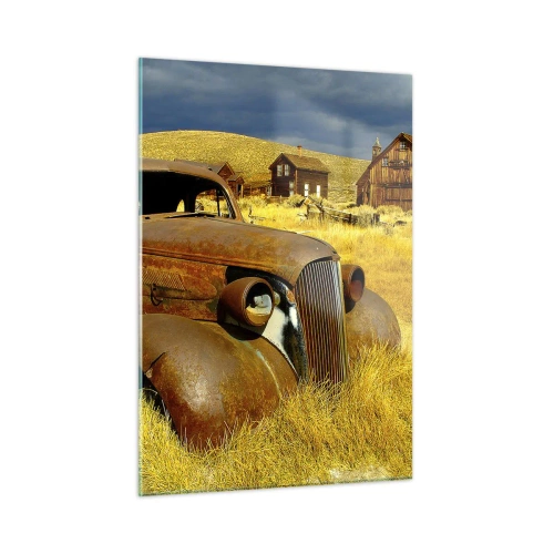 Quadro su vetro - Un'auto d'epoca sullo sfondo di un villaggio deserto - 50x70cm - Meritato riposo - Decorazione murale moderna per soggiorno e camera da letto ARTTOR