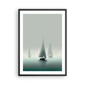 Poster in cornice nera - Un gruppo di barche a vela naviga su un mare nebbioso, circondato da acque calme. - 50x70cm - Fatte di nebbia - Decorazione murale moderna per soggiorno e camera da letto ARTTOR