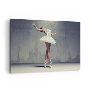 Quadro su tela - Stampe su Tela - Una ballerina in abito bianco contro un muro grezzo. - 120x80cm - Leggero come un uccello - Decorazione murale moderna per soggiorno e camera da letto ARTTOR