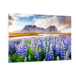 Quadro su vetro - Un paesaggio montano con un prato fiorito e cime maestose - 120x80cm - Forza e asprezza accanto alla mitezza - Decorazione murale moderna per soggiorno e camera da letto ARTTOR