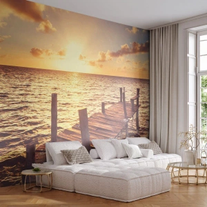 Fotomurali Premium Sand - Un molo di legno sullo sfondo di un tramonto dorato sull'oceano - 100x70cm - Il paese dorato della mitezza - Decorazione murale moderna per soggiorno e camera da letto ARTTOR