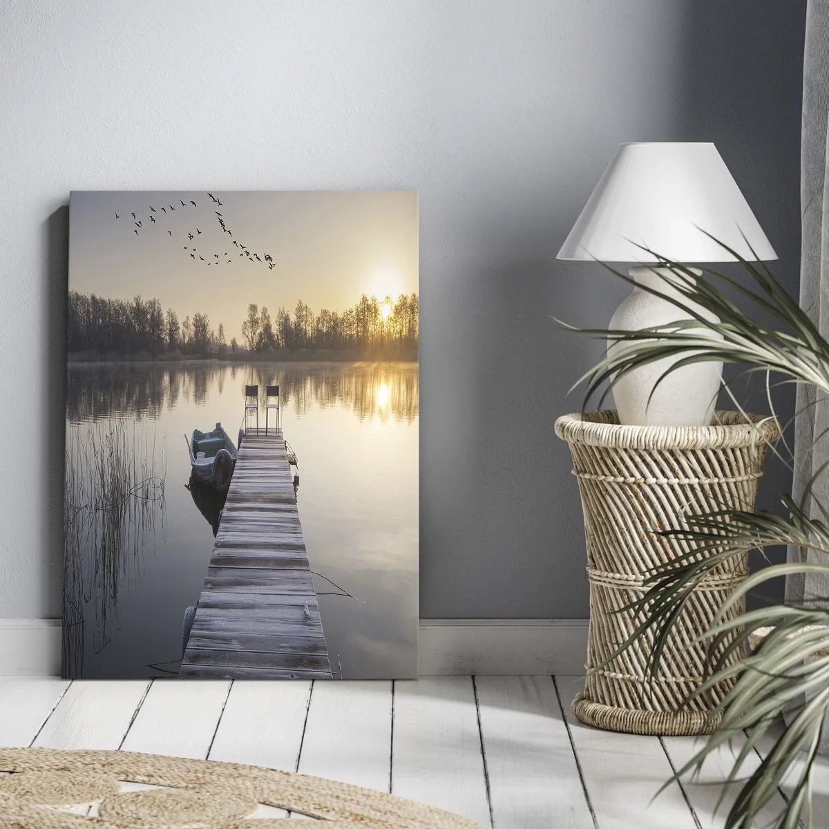 Quadro su tela - Stampe su Tela - Un molo sul lago al mattino con una barca e delle sedie - 70x100cm - Tornerò un giorno - Decorazione murale moderna per soggiorno e camera da letto ARTTOR