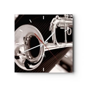 Orologio da parete - Orologio in Vetro - Primo piano di una tromba d'argento su un elegante sfondo in tessuto. - 30x30cm - Viaggio musicale negli anni '30 - Decorazione murale moderna per soggiorno e camera da letto ARTTOR