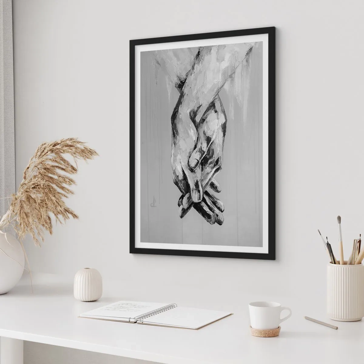 Poster in cornice nera - Immagine monocromatica di mani giunte su sfondo grigio. - 50x70cm - Inizio... - Decorazione murale moderna per soggiorno e camera da letto ARTTOR