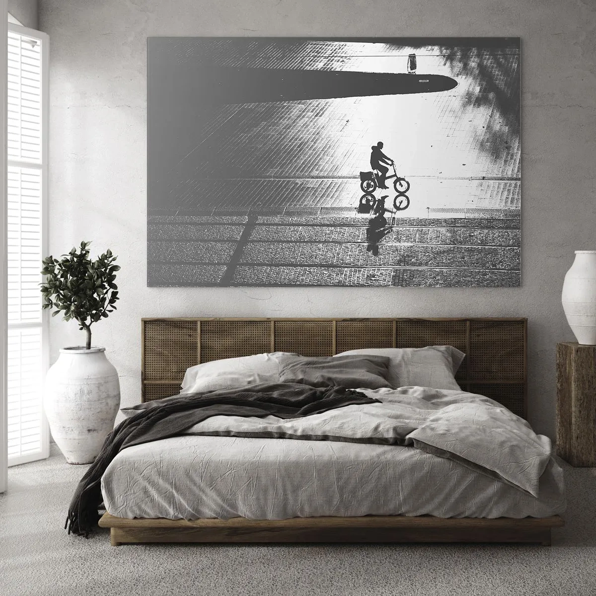Quadro su vetro - Uomo in bicicletta attraverso la città, riflesso nell'acqua, scatto in bianco e nero - 100x70cm - Avanti, attraverso la città - Decorazione murale moderna per soggiorno e camera da letto ARTTOR