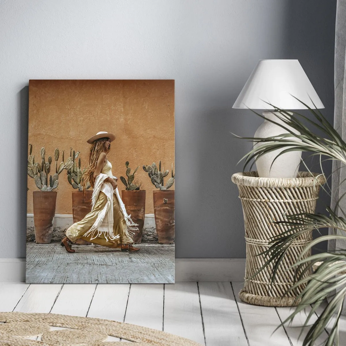Quadro su tela - Stampe su Tela - Una donna in stile boho con vasi di cactus sullo sfondo. - 50x70cm - In stile hippy - Decorazione murale moderna per soggiorno e camera da letto ARTTOR