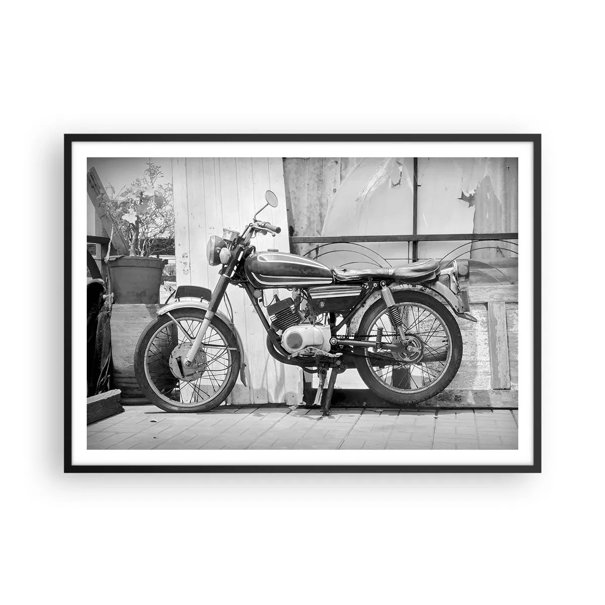 Poster in cornice nera - Foto in bianco e nero di una motocicletta classica - 100x70cm - La classicità sopra a tutto - Decorazione murale moderna per soggiorno e camera da letto ARTTOR