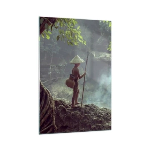 Quadro su vetro - Una figura con una lancia presso una cascata in una foresta tropicale - 70x100cm - In armonia con la natura - Decorazione murale moderna per soggiorno e camera da letto ARTTOR