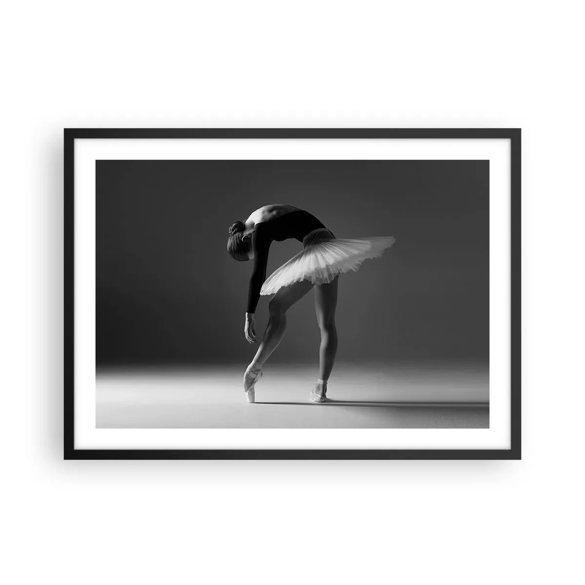 Poster in cornice nera - Una ballerina in una posa elegante su uno sfondo bianco e nero - 70x50cm - Bella ballerina - Decorazione murale moderna per soggiorno e camera da letto ARTTOR